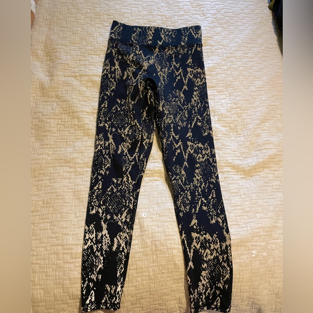 Like new worn a couple times, hung to dry, no pilling